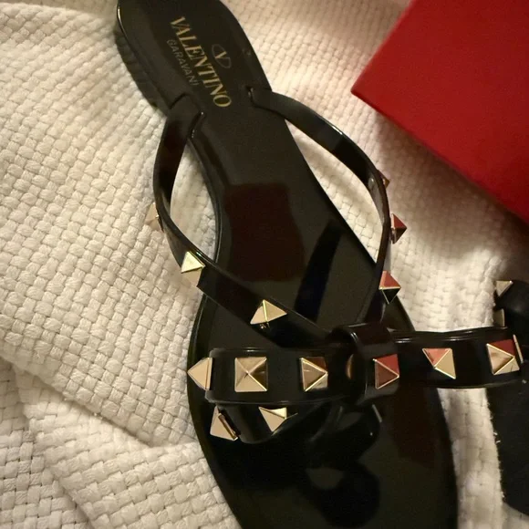 Valentino Garavani Black Rockstud Bow Tie Detail Flip Flop Sandals - Picture 5 of 9